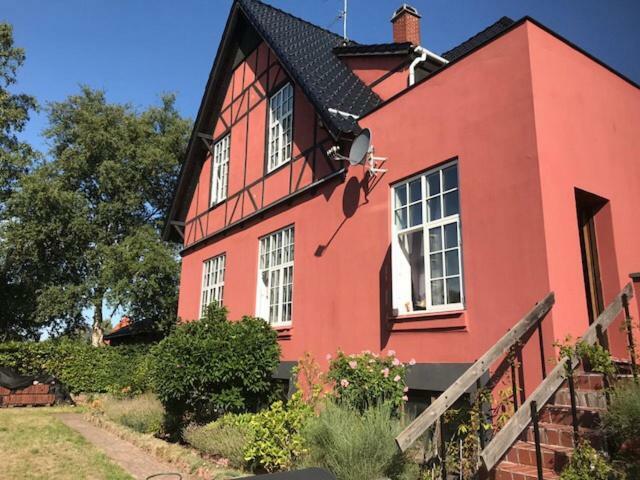 Centralt I Gentofte I 2 Plan, Ved S-Tog Og Busser Exterior photo