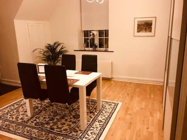 Centralt I Gentofte I 2 Plan, Ved S-Tog Og Busser Exterior photo