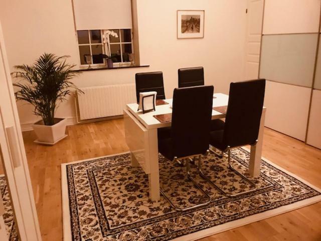 Centralt I Gentofte I 2 Plan, Ved S-Tog Og Busser Exterior photo