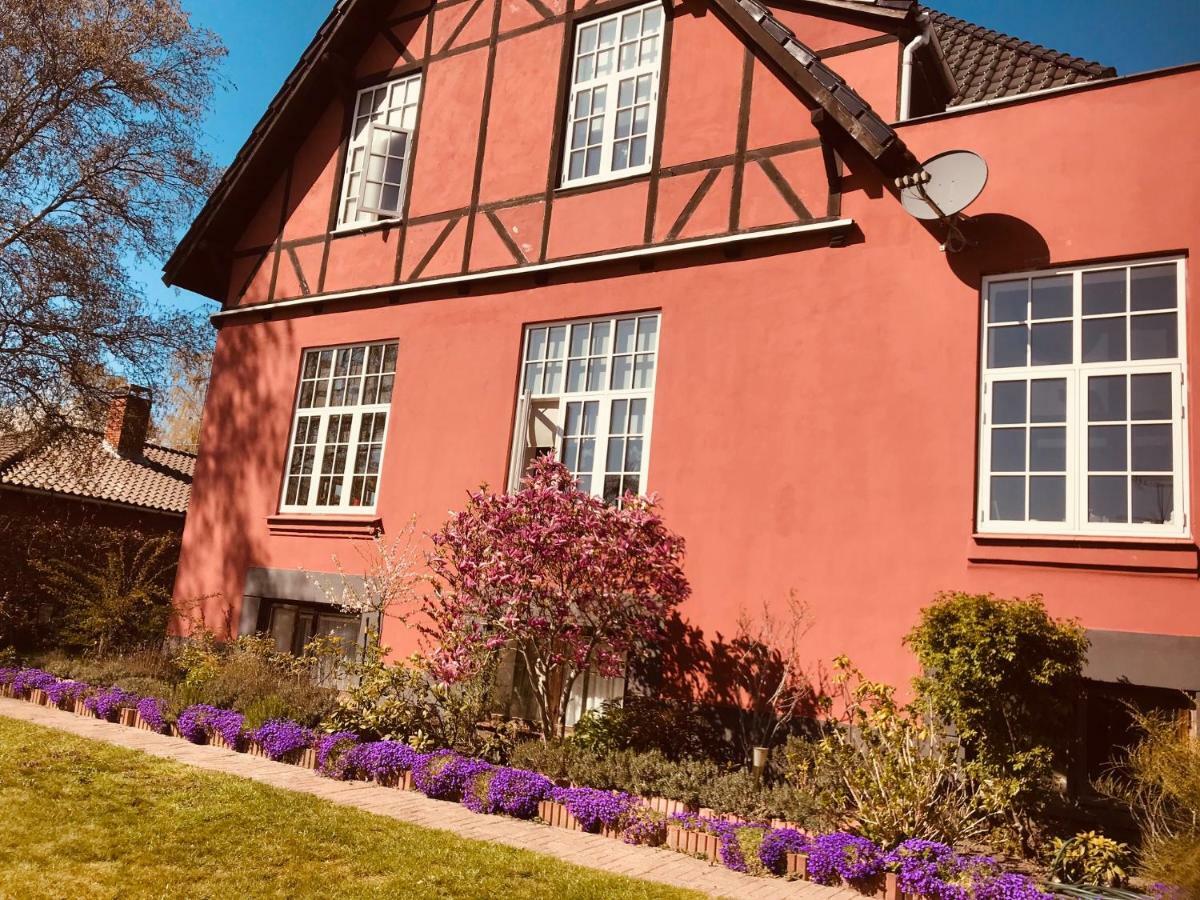 Centralt I Gentofte I 2 Plan, Ved S-Tog Og Busser Exterior photo